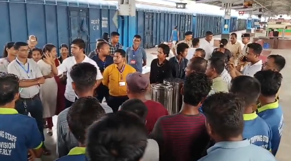 নামনি অসম ৰেলৱে শ্ৰমিক সংস্থাৰ প্ৰতিবাদ